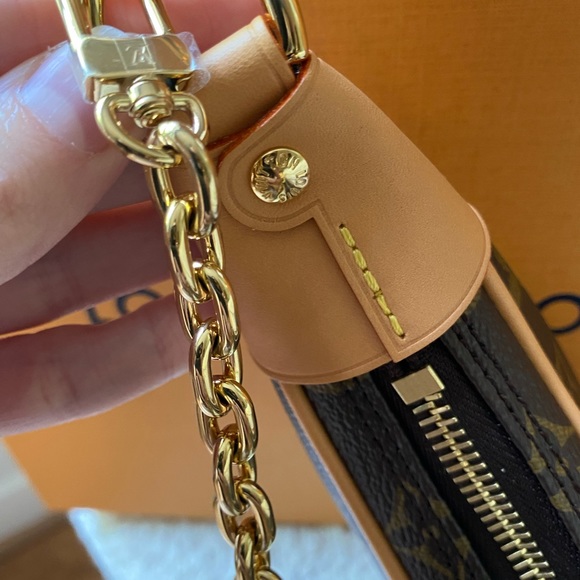 Louis Vuitton loop handbag 2022 - Picture 13 of 16